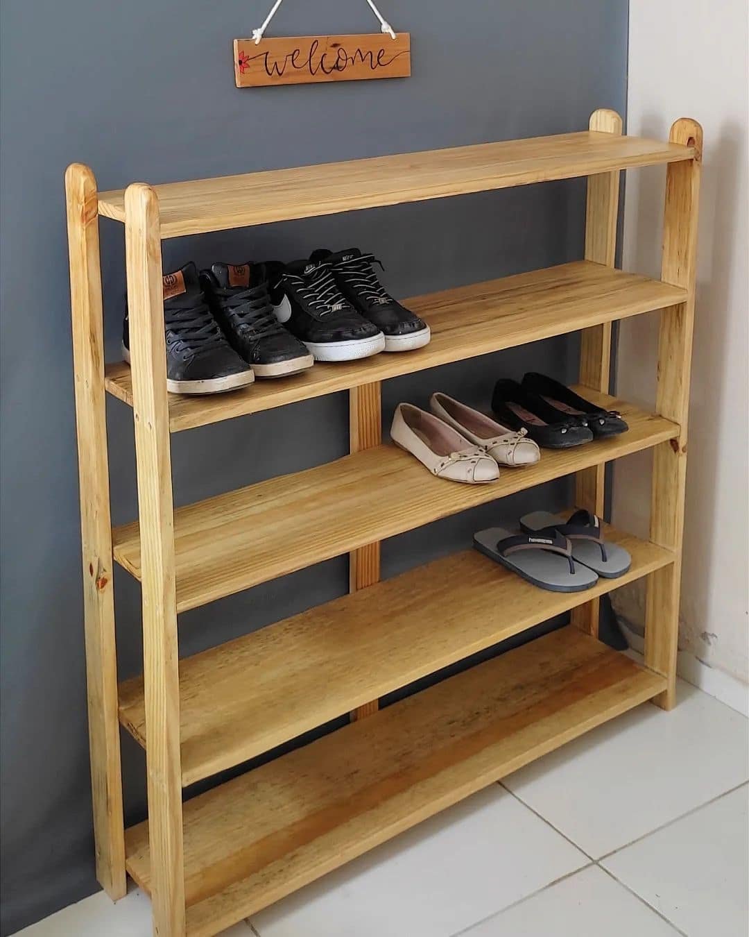 Sapateira de madeira