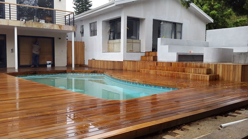 Deck de madeira elevado com design funcional