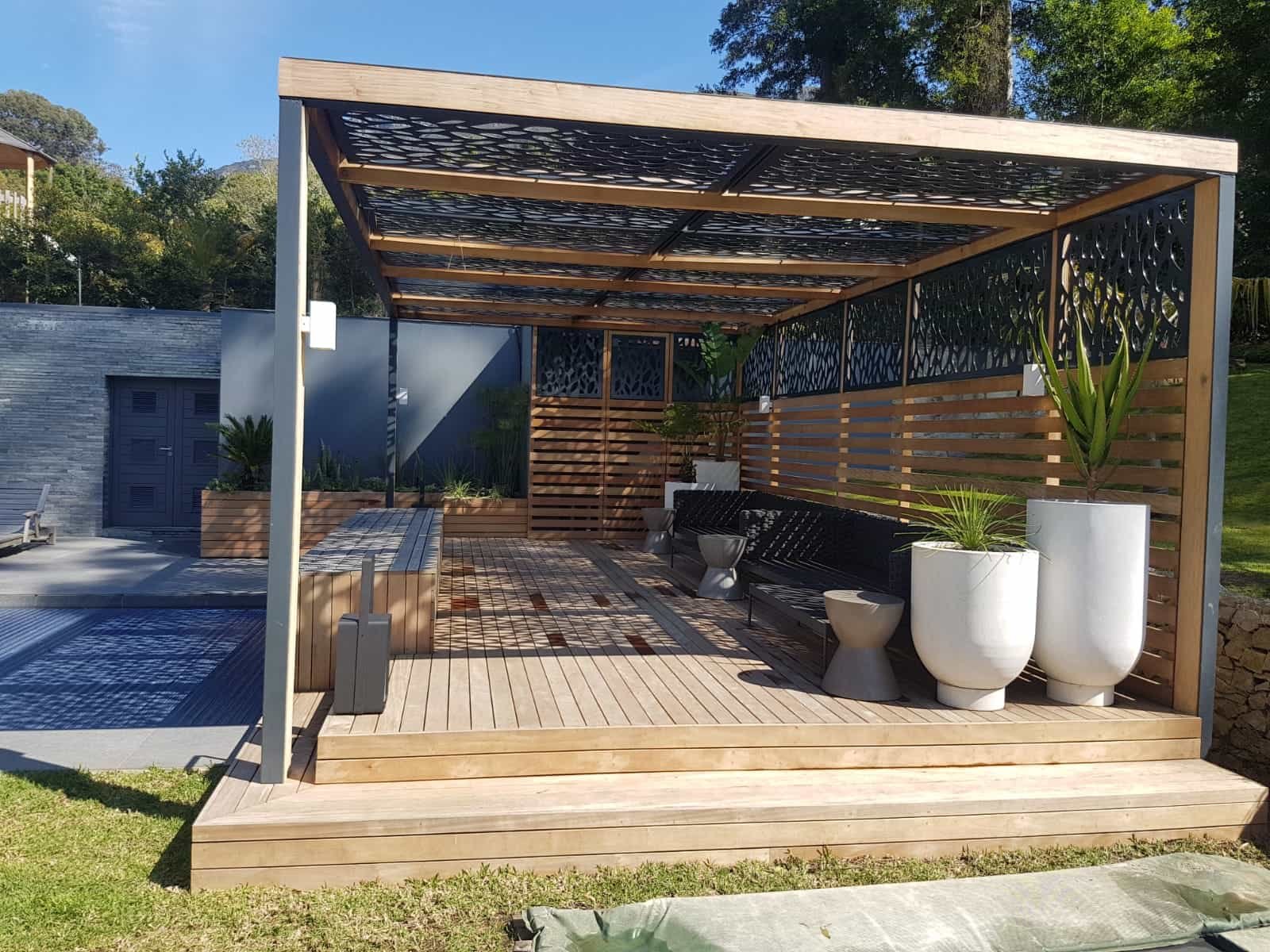 Deck de madeira ao redor de piscina