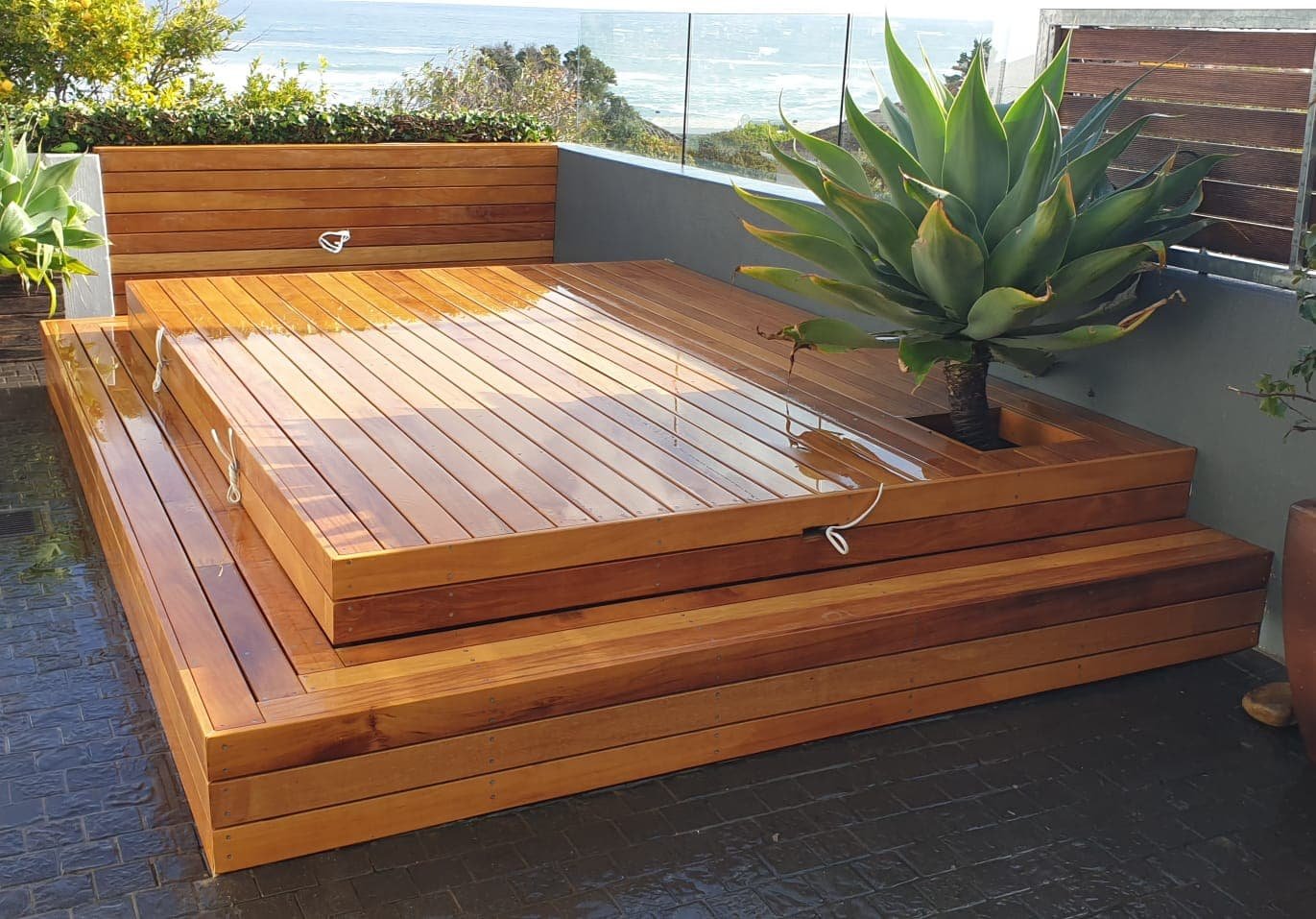 Deck elevado com jardineira integrada