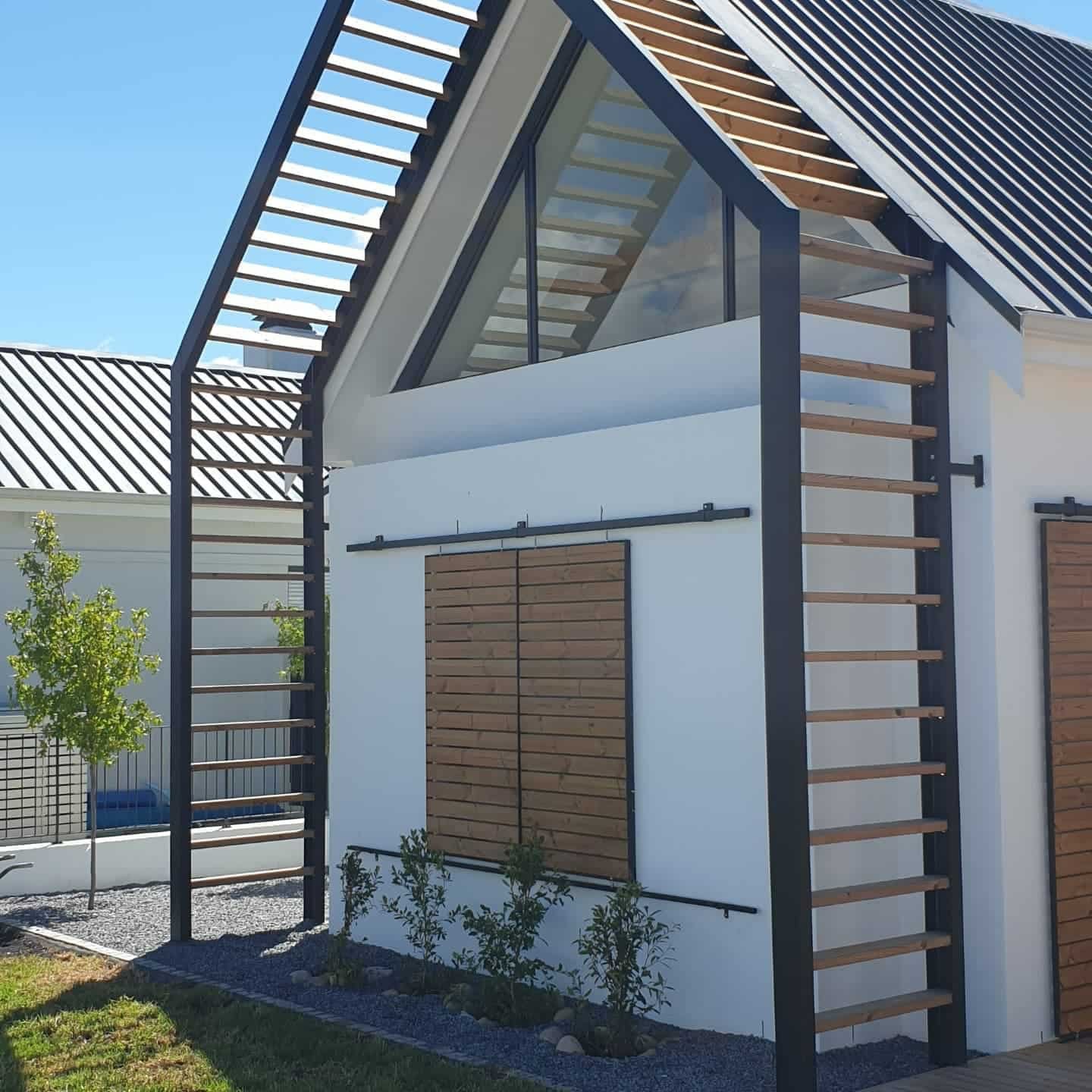 Pérgola arquitetônica em madeira e metal