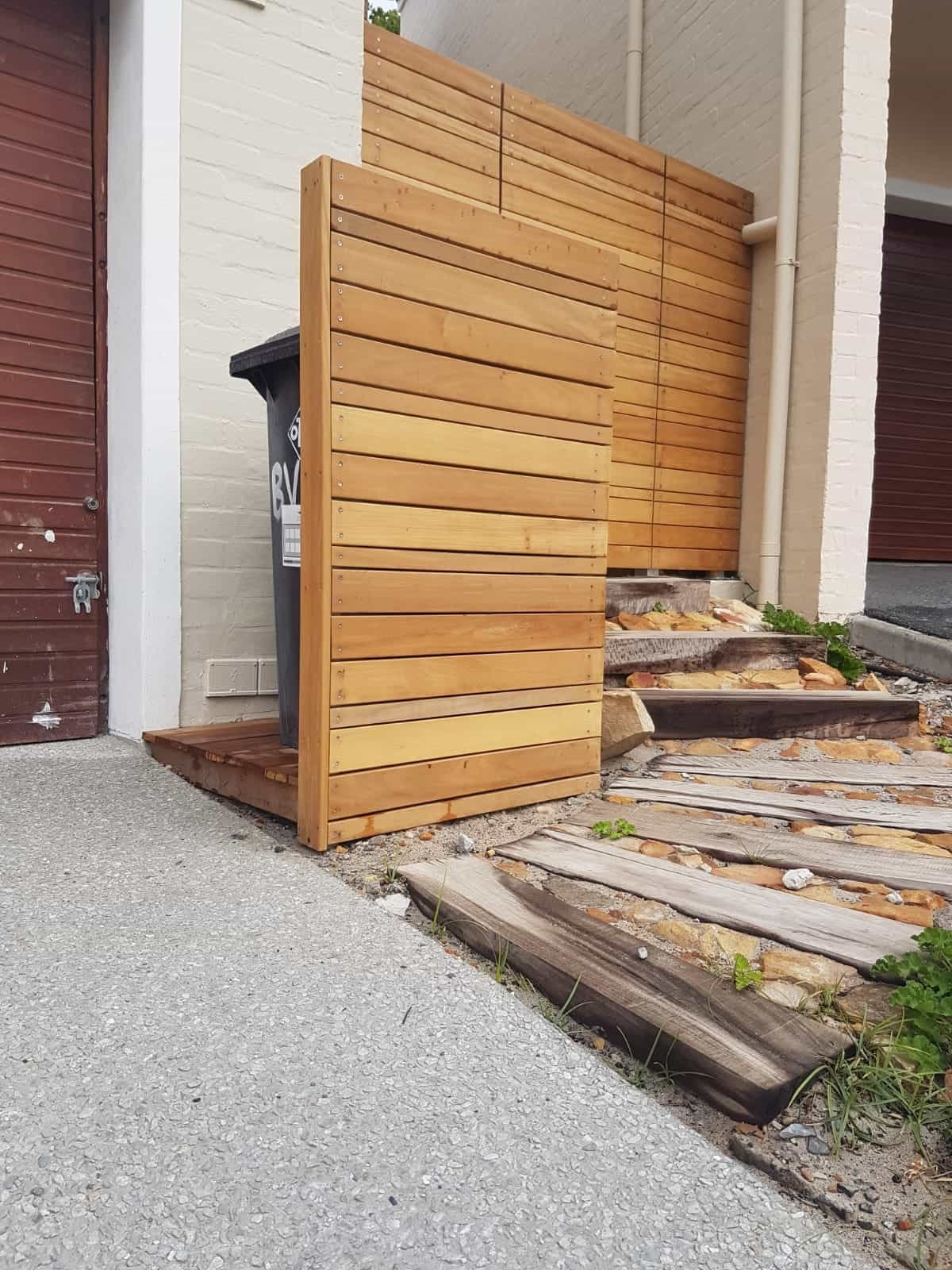 Estrutura de vedação e cobertura para contentor de lixo