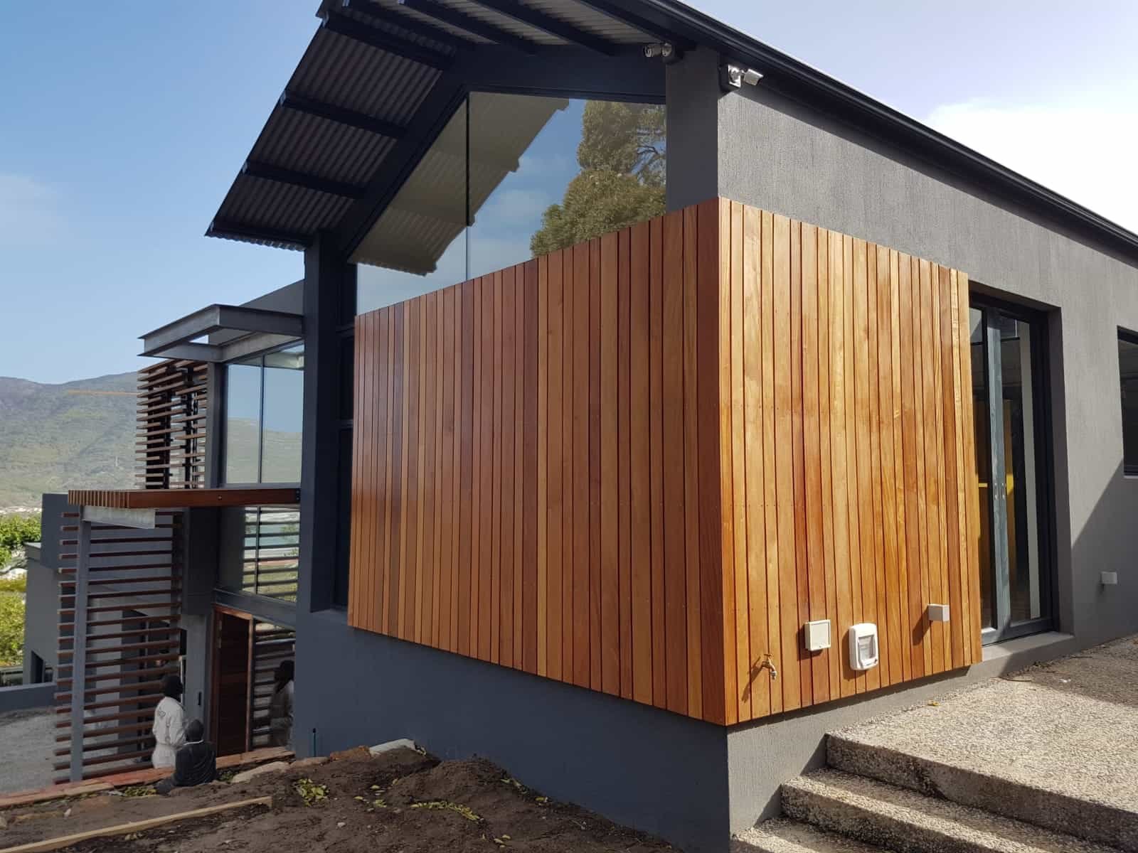 Revestimento sofisticado em madeira e vidro