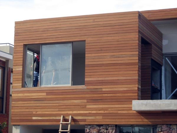 Fachada contemporânea em madeira e vidro