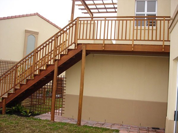 Escada externa em madeira com balaustradas robustas
