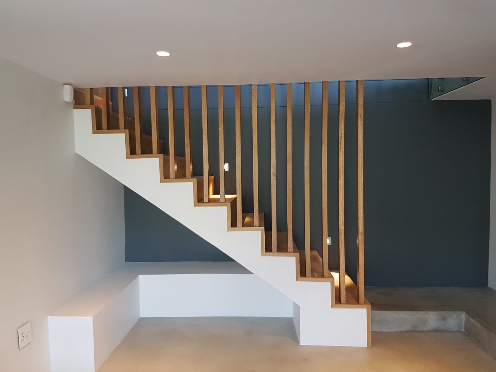 Escada interna com ripado vertical em madeira